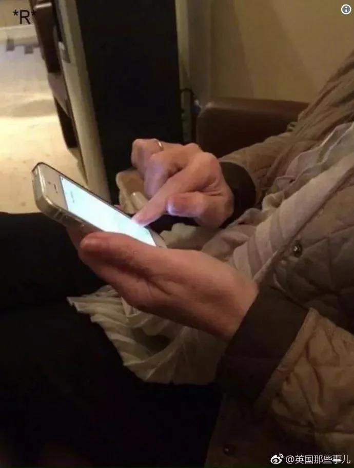 听说全世界的妈妈都用这种姿势拿手机?网友:没错!是我母亲本人了!