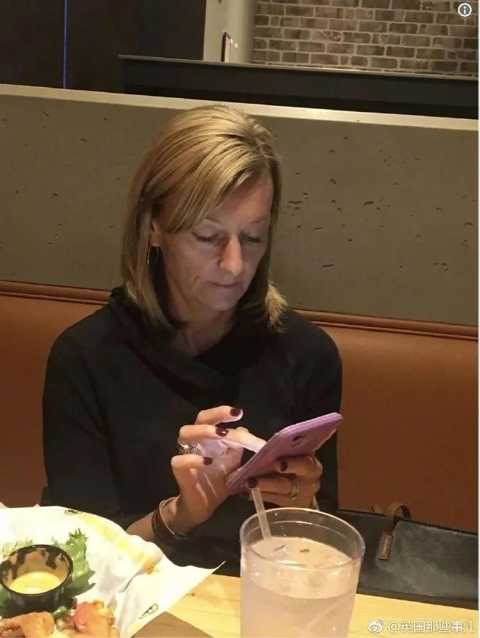 听说全世界的妈妈都用这种姿势拿手机?网友:没错!是我母亲本人了!