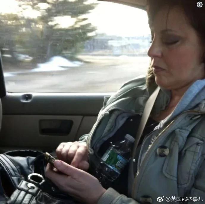 听说全世界的妈妈都用这种姿势拿手机?网友:没错!是我母亲本人了!