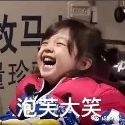 听说全世界的妈妈都用这种姿势拿手机?网友:没错!是我母亲本人了!