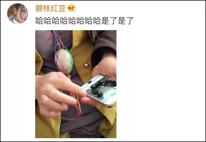 听说全世界的妈妈都用这种姿势拿手机?网友:没错!是我母亲本人了!