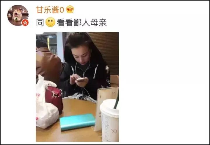 听说全世界的妈妈都用这种姿势拿手机?网友:没错!是我母亲本人了!