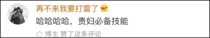 听说全世界的妈妈都用这种姿势拿手机?网友:没错!是我母亲本人了!