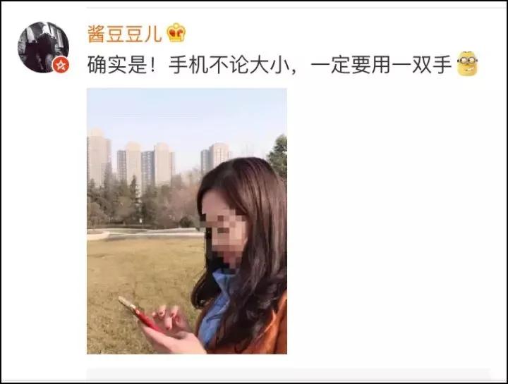 听说全世界的妈妈都用这种姿势拿手机?网友:没错!是我母亲本人了!