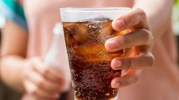 可乐真能用来洗马桶?专家用“牙齿”做实验 浸泡2天 牙齿变“这样”!