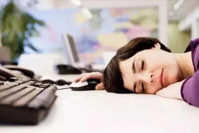 男子连续熬夜加班后低烧不退 查出这个病差点丢命