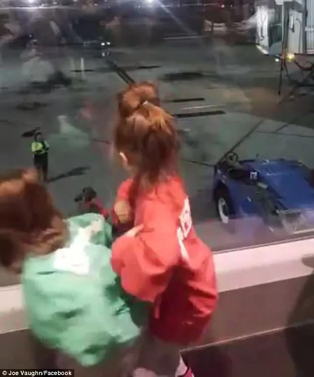 可爱!美国两个小女孩与机场地勤人员斗舞