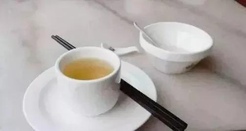 下馆子"开水烫碗"能杀菌?错了