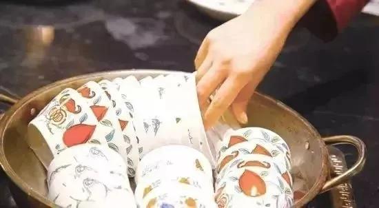 下馆子"开水烫碗"能杀菌?错了
