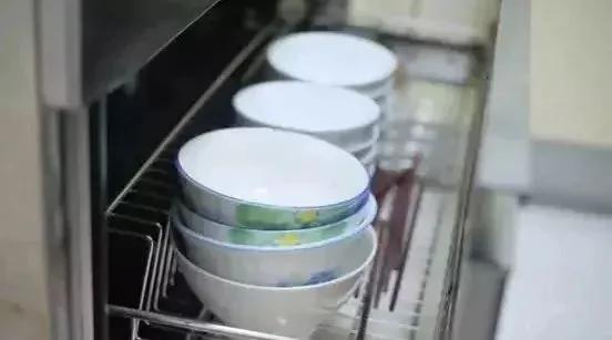 下馆子"开水烫碗"能杀菌?错了