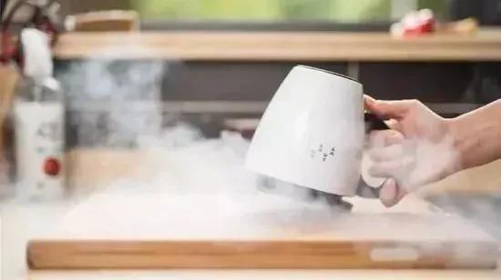 下馆子"开水烫碗"能杀菌?错了