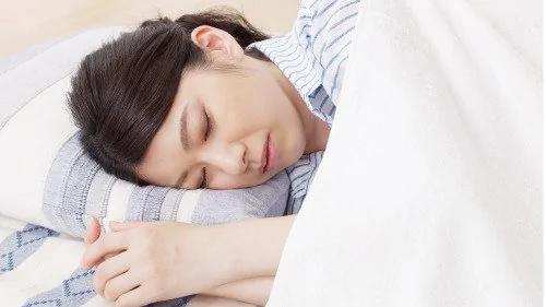睡觉时为何猛然抖动?让专家揭秘