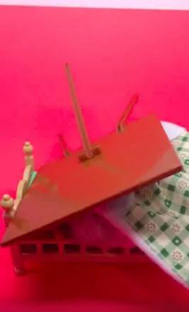 鼠鼠准备盖被子睡觉 动作太大竟被黑板正中脸部…滑稽模样超萌!