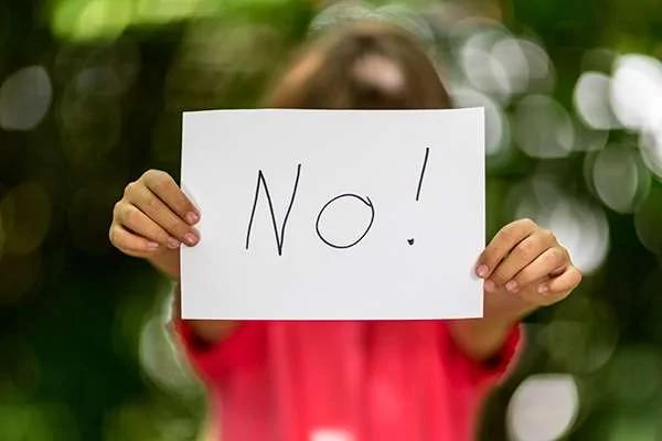 狗妈妈推着孩子学走路 但狗宝宝的反应让它愣住!