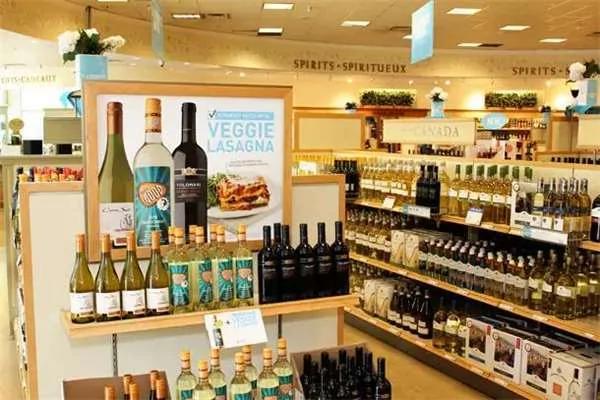 小男孩为了喝酒 居然伪装成妈妈的模样去买酒 而店员的反应…!