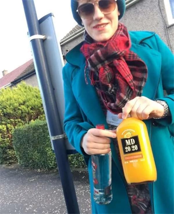 小男孩为了喝酒 居然伪装成妈妈的模样去买酒 而店员的反应…!