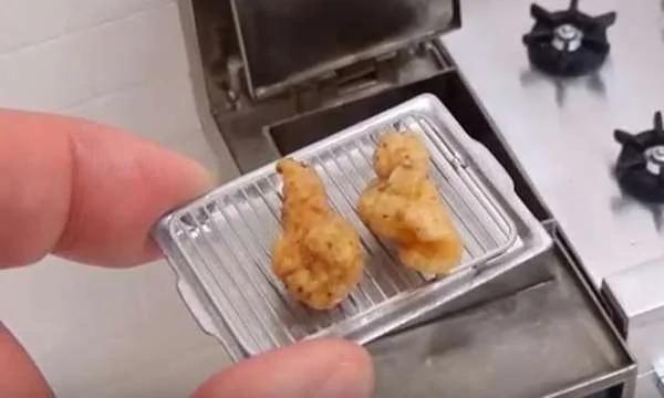 全世界最迷你的“肯德基” 顾客只能“趴着”点餐 且还真的有人“送餐”…