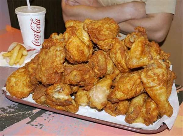 全世界最迷你的“肯德基” 顾客只能“趴着”点餐 且还真的有人“送餐”…