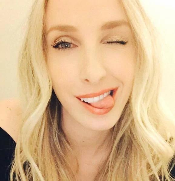 “我是自己的双胞胎” 这个女人竟然和妹妹合体了