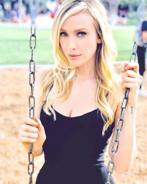 “我是自己的双胞胎” 这个女人竟然和妹妹合体了
