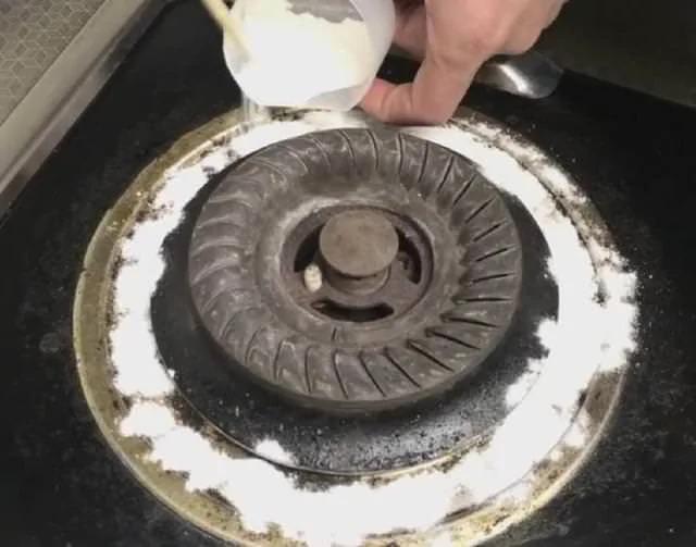 煤气灶两旁油渍难处理?外婆给我支了一招 没用一滴水就洗干净了…