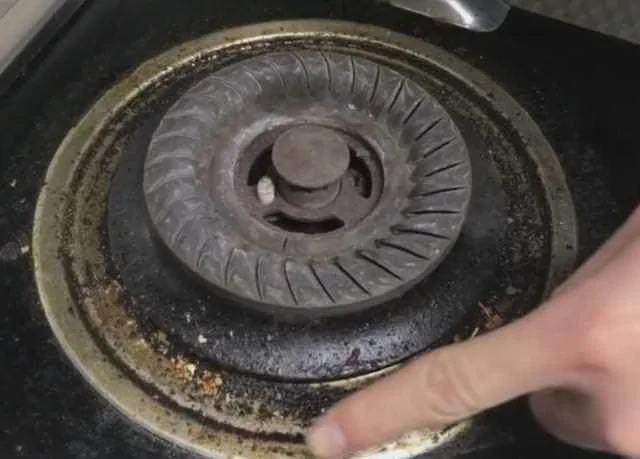煤气灶两旁油渍难处理?外婆给我支了一招 没用一滴水就洗干净了…