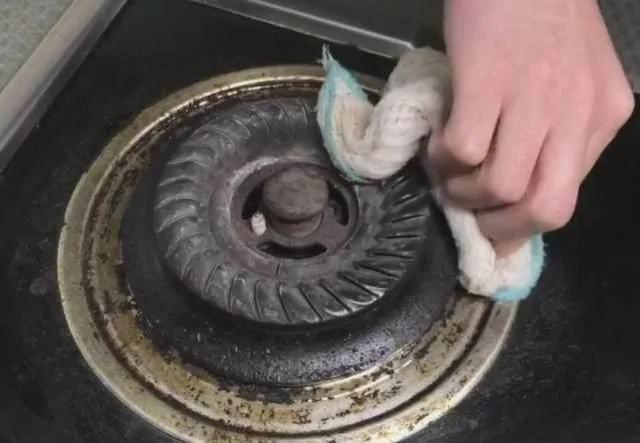 煤气灶两旁油渍难处理?外婆给我支了一招 没用一滴水就洗干净了…