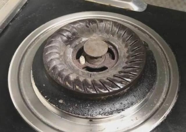 煤气灶两旁油渍难处理?外婆给我支了一招 没用一滴水就洗干净了…