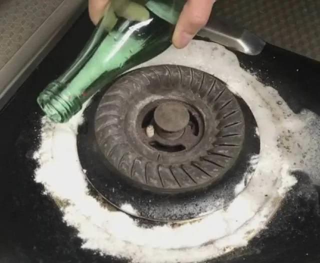 煤气灶两旁油渍难处理?外婆给我支了一招 没用一滴水就洗干净了…
