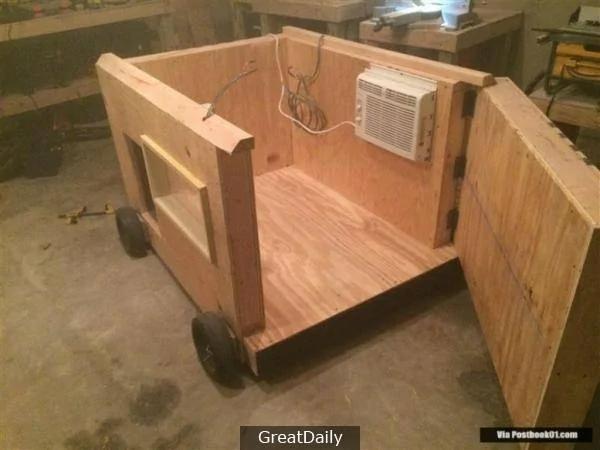 狗主人为狗狗建造了一座狗别墅 实在是太豪华了!