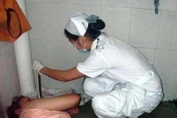 陆女手卡茅坑3天才求救 原因笑翻网络!
