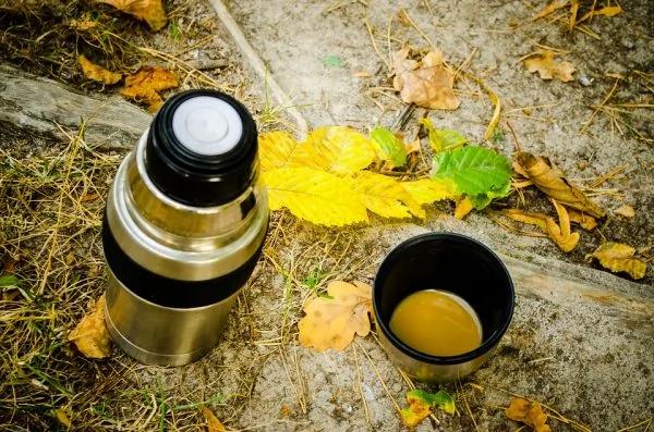 她把土豆片放进保温杯 摇了一下…结果人们都惊呆了!
