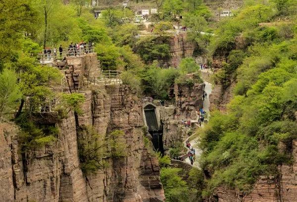 中国三大奇村:一个在地下生活四千年、一个在天上、一个无人敢住!