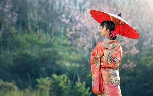 日本女人和服后面的小包包是干啥用的?