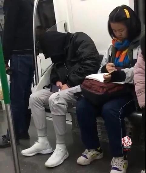 “需要让座请叫我” 男子地铁上睡着手机出现几个字