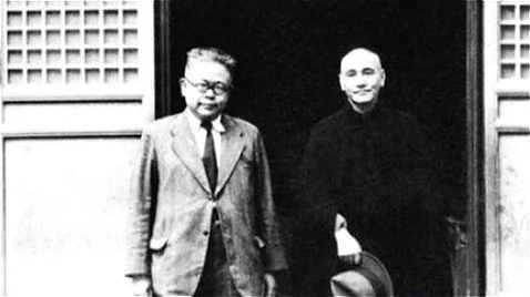 1946年春，蔣介石與傅斯年合影。（網絡圖片）