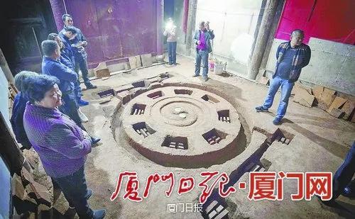 福建百年古厝地板下挖出"八卦阵"