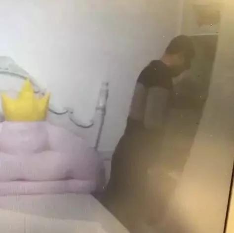 杭州姑娘打开卧室衣柜 1米8壮汉大喊:不要碰我!接下来一幕哭笑不得