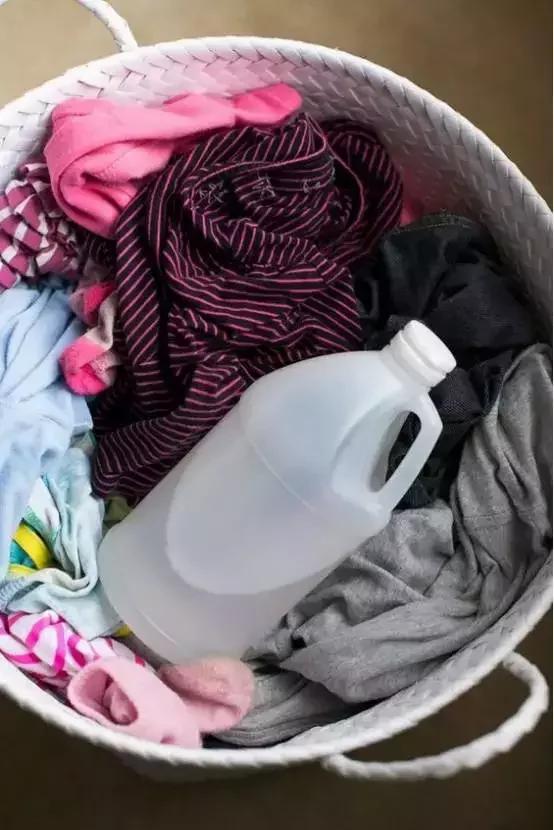 洗衣服时别再用水泡了!这样洗完跟新的一样!
