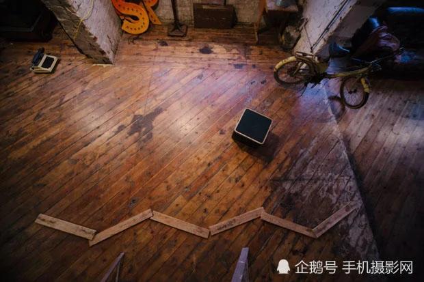 丈夫太忙没时间 妻子一个人拍了组创意的婚纱照!