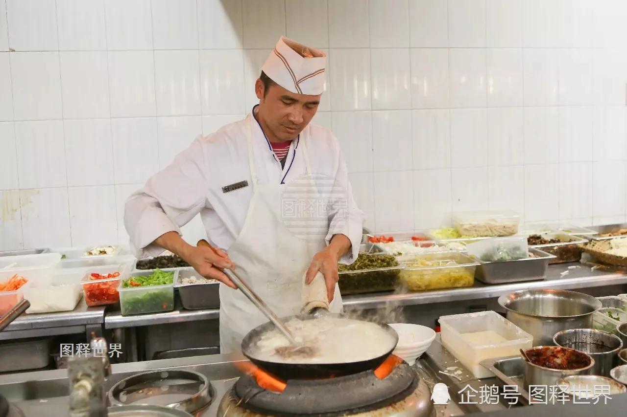 大学食堂师傅“请假条”火了 内容让人看了泪目