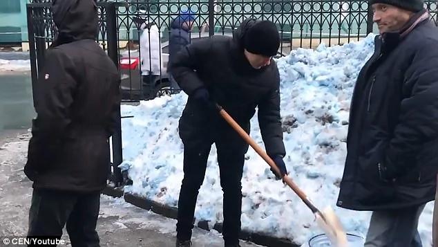 俄罗斯天现异象 普京家乡下了场蓝雪
