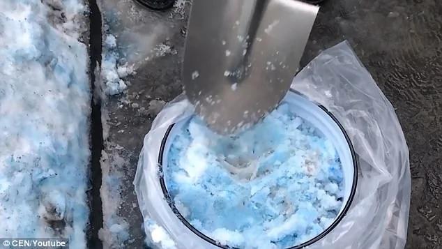 俄罗斯天现异象 普京家乡下了场蓝雪