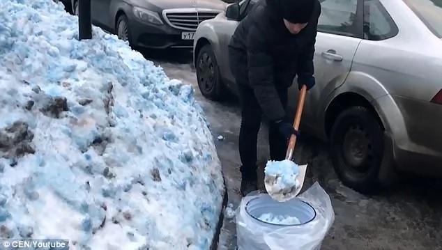 俄罗斯天现异象 普京家乡下了场蓝雪