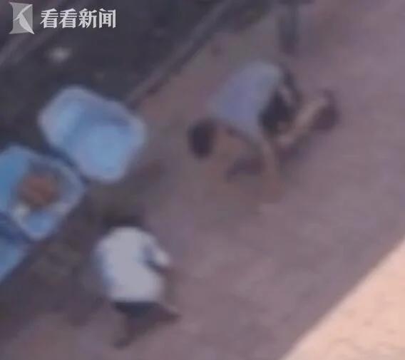 婚前出轨前男友下跪求原谅 现男友回磕头求放过