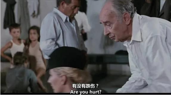一个细节 看出男人的教养!