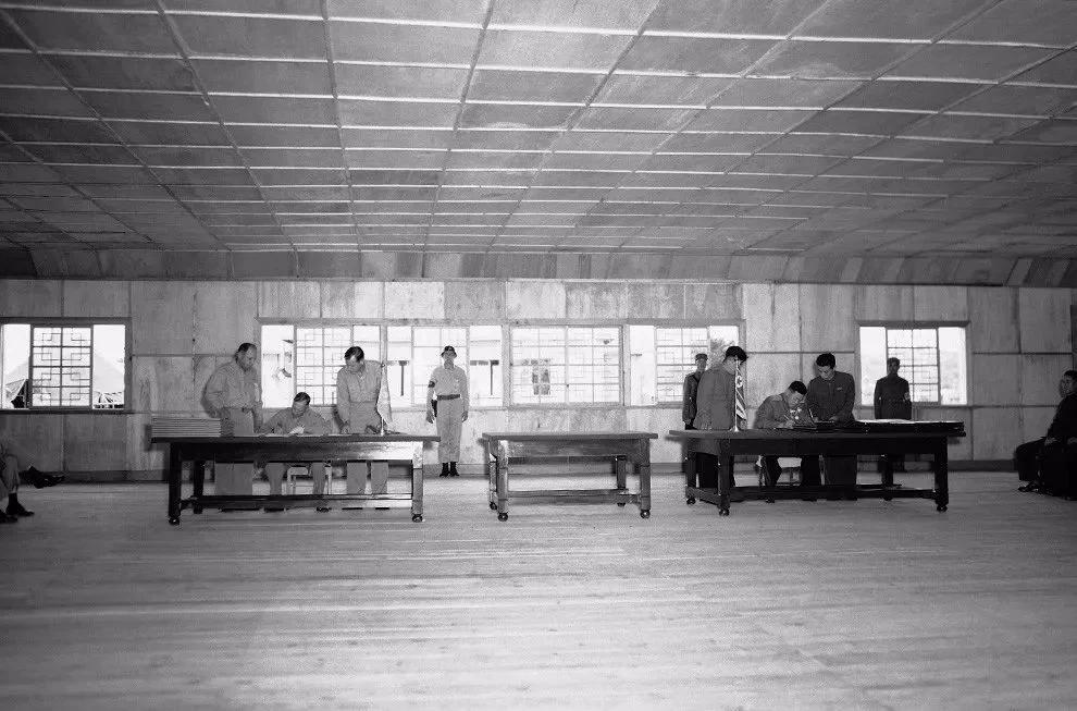 美随军记者镜头下的朝战 监狱壕沟中数百尸体横列