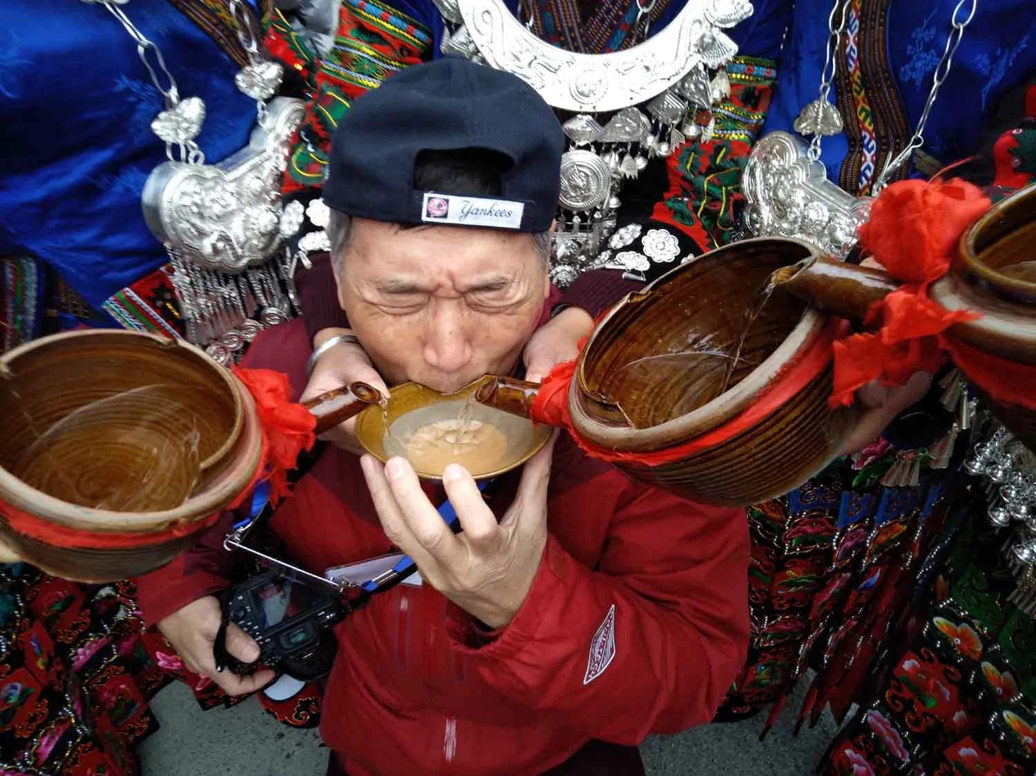 苗寨惊现最牛高山流水敬酒 四海量男子全败阵