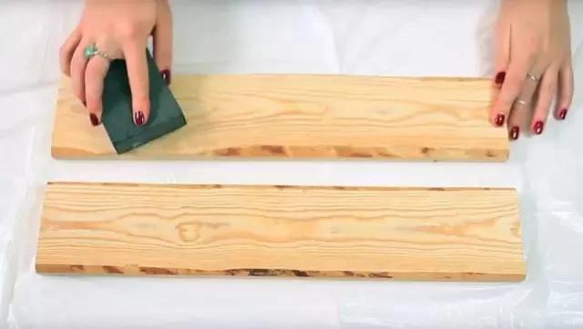 她把旧皮带从中剪断 竟然做成了一件家具!老厉害了