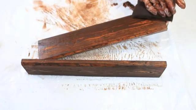 她把旧皮带从中剪断 竟然做成了一件家具!老厉害了